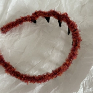 Dettaglio della fascia peluche marrone caramello con dentini interni per capelli