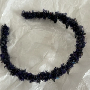 Dettaglio fascia per capelli viola in maglia con dentini interni antiscivolo