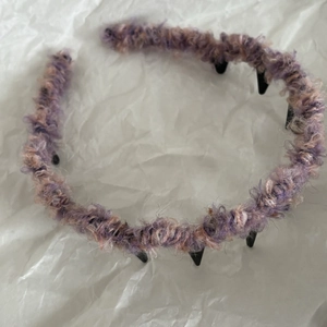 Cerchietto ondulato in maglia colorata con soffice trama di mohair viola per capelli voluminosi