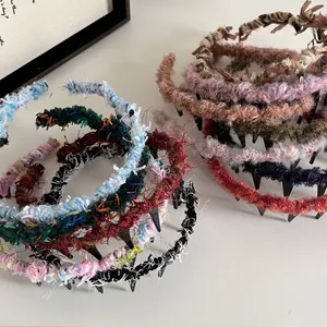 Cerchietto a onde in maglia colorata con denti per capelli voluminosi e alta corona