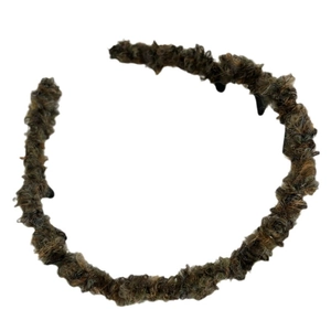 Cerchietto in lana marrone scuro con texture riccia per acconciatura volumizzante alta