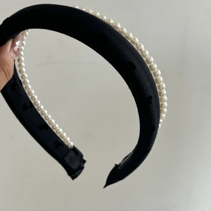 Detail showing the inner non-slip teeth and white pearls on the grey wide headband