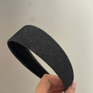 Classic wide denim headband in solid black fabric with a vintage minimalist style for women