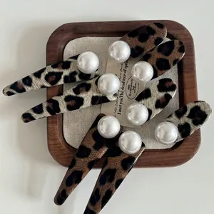 Pinces à Cheveux Imprimé Léopard avec Fausse Künstliche Perle pour Femmes Style Coréen Ovale BB Clip Accessoires Cheveux Rétro Cuir