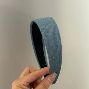 Detailed close-up of blue denim headband featuring non-slip inner lining and fabric texture