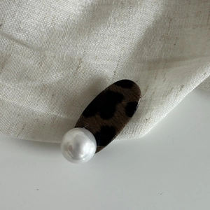 Barrette ovale à motif léopard avec perle blanche de style coréen minimaliste
