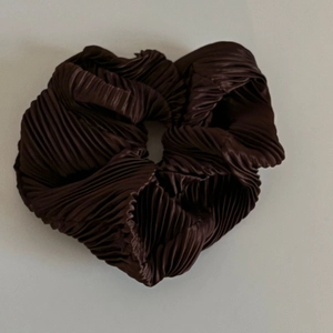 Chouchou géant plissé marron chocolat brillant avec texture en vagues d'eau fluide