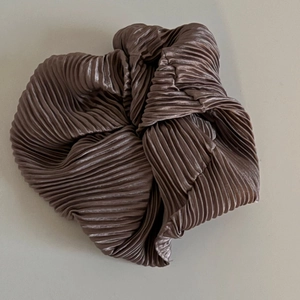 Chouchou oversize plissé brillant en tissu satiné marron foncé élégant
