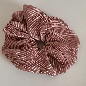 Chouchou plissé en satin rose poudré avec texture élégante à effet d'onde d'eau