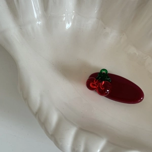 Süße rote Kirsch-Haarklammer auf weißem Schalen-Tablett mit elegantem Design