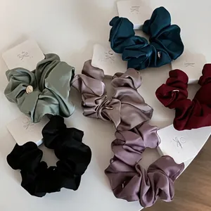 Chouchous en Satin Faits à la Main pour Femmes Mode Plissée Sensation de Soie Élastiques à Cheveux Simples Couleur Unie Avec Pendentif Métal