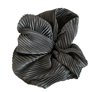 Chouchou plissé surdimensionné gris foncé avec effet ondulé et texture soyeuse