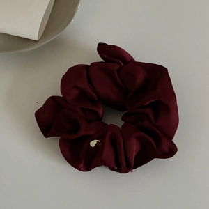 Chouchou élégant en satin rouge foncé avec pendentif coeur doré et plis