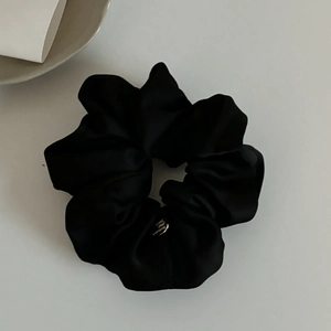 Élastique chouchou noir élégant en satin de qualité supérieure avec design minimaliste