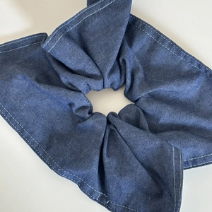 Chouchou premium en jean bleu foncé pour femme avec des détails de surpiqûres doubles