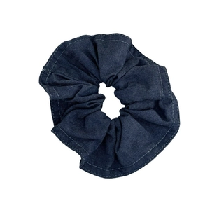 Chouchou en jean bleu foncé avec surpiqûres blanches en tissu denim de qualité