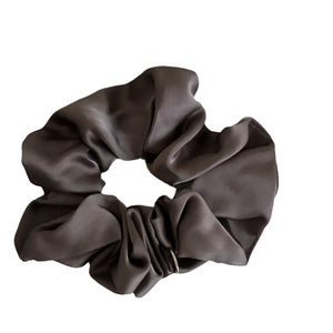 Chouchou en satin marron foncé de qualité avec plis élégants et détail d'anneau en métal