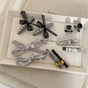 Détail de barrettes à cheveux à carreaux avec perles et accessoires de cheveux argentés