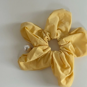 Chouchou jaune en forme de fleur avec grande perle et élastique pour cheveux