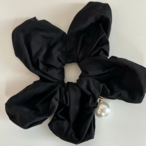 Chouchou élégant en tissu noir avec pendentif perle blanche et anneau doré