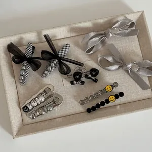 Ensemble d'élégantes barrettes à cheveux avec nœuds à carreaux et perles argentées
