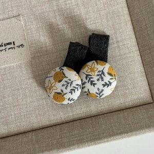 Paire de barrettes à boutons en tissu floral avec motifs d'agrumes orange et fleurs jaunes