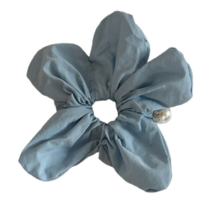 Chouchou fleur en tissu bleu clair avec perle blanche pour queue de cheval basse
