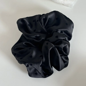 Elegant black heart-patterned satin scrunchie for women with high-quality silk texture