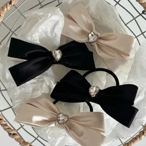 Set di fermagli per capelli in raso con fiocchi e strass a cuore nero e beige