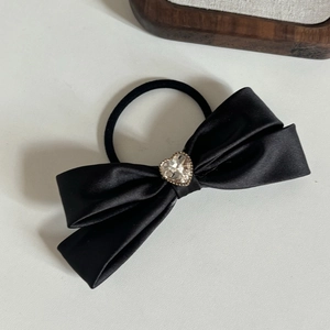 Elegante elastico per capelli in raso nero con fiocco e strass a forma di cuore
