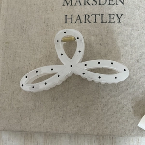 Détail d'une pince à cheveux à pois style français avec ressort en métal doré