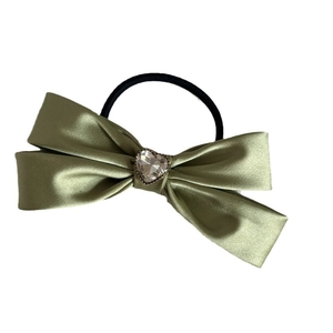 Elegante elastico per capelli in raso verde con fiocco e strass di cristallo a cuore