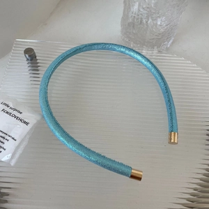 Serre-tête minimaliste bleu clair pailleté avec embouts dorés et fini brillant