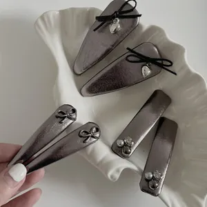 Vintage Gunmetal Silver Tone Leather Bow Hair Clips For Women Elegant Faux Artificial Pearl Heart Pendant Alloy Duckbill Clips Headwear