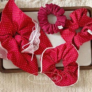 Détail d'un lot de cinq chouchous vintage à pois rouges avec dentelle blanche et nœud