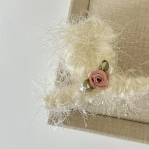 Chouchou en peluche blanche avec fleur en tissu rose et perles pour coiffures élégantes