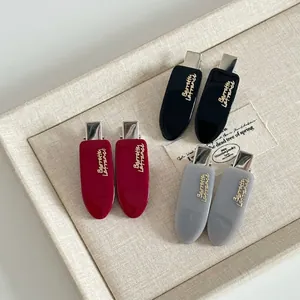 Set di fermagli per capelli in acetato rosso, nero e grigio con scritte dorate eleganti