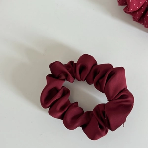 Chouchou rétro français en satin rouge foncé avec texture soie sur fond blanc