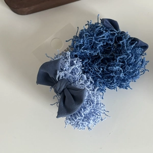Détail de chouchous nœuds en tissu pelucheux bleu clair et bleu foncé doux