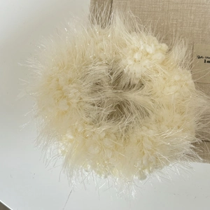 Chouchou blanc en fausse fourrure douce avec texture tricotée pour queue de cheval