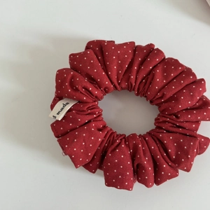 Chouchou vintage rouge à pois blancs avec étiquette fait main sur fond gris