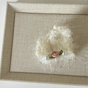 Chouchou en peluche blanche avec rose en ruban rose et perles blanches élégantes