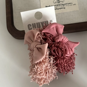 Lot de chouchous pelucheux avec nœud en rose clair et mauve sur carte pour queue de cheval