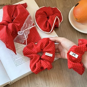 Chouchou rétro français à pois rouges avec nœud papillon sur un livre ancien