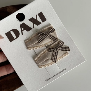 Lot de deux barrettes en tissu beige avec nœuds à carreaux marron sur carte
