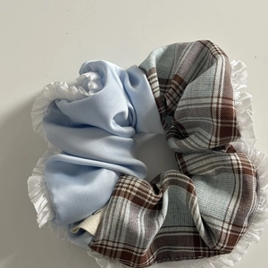 Elastico per capelli in raso blu con motivo a quadri e bordo in pizzo bianco per coda