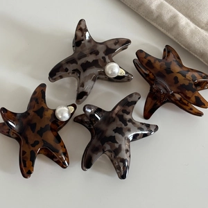 Pinze per capelli a stella marina in acrilico leopardato con perle e dettagli dorati