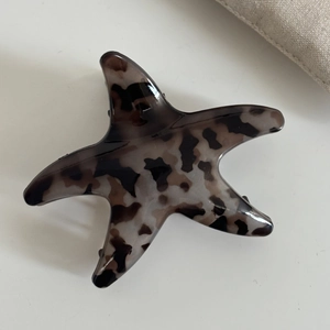 Pinza per capelli a stella marina in acetato con motivo tartarugato e leopardato