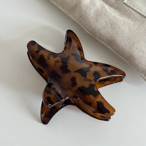 Pinza per capelli a forma di stella marina in acrilico con motivo a tartaruga