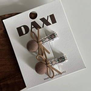 Lot de deux jolies pinces à cheveux marron avec nœud, ruban floral et pompons